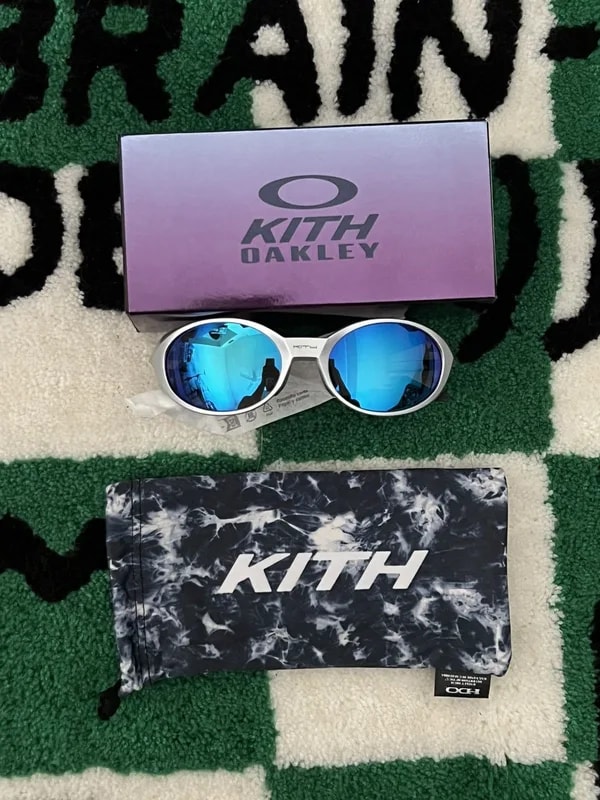 Kith x oakley eye jacket redux sunglasses silver — Accessory — resale