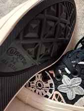 NEW Converse Chuck Taylor Lace Embroidered High Tops ’s 7 / Teen 5 4