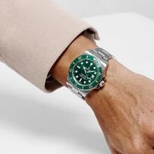 Rolex Submariner Date 116610LV 'Hulk' Stainless Steel Green Dial (2016) 2