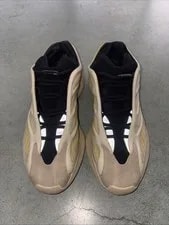 Adidas — Adidas Yeezy 700 V3 Mono Safflower — Sneaker — resale