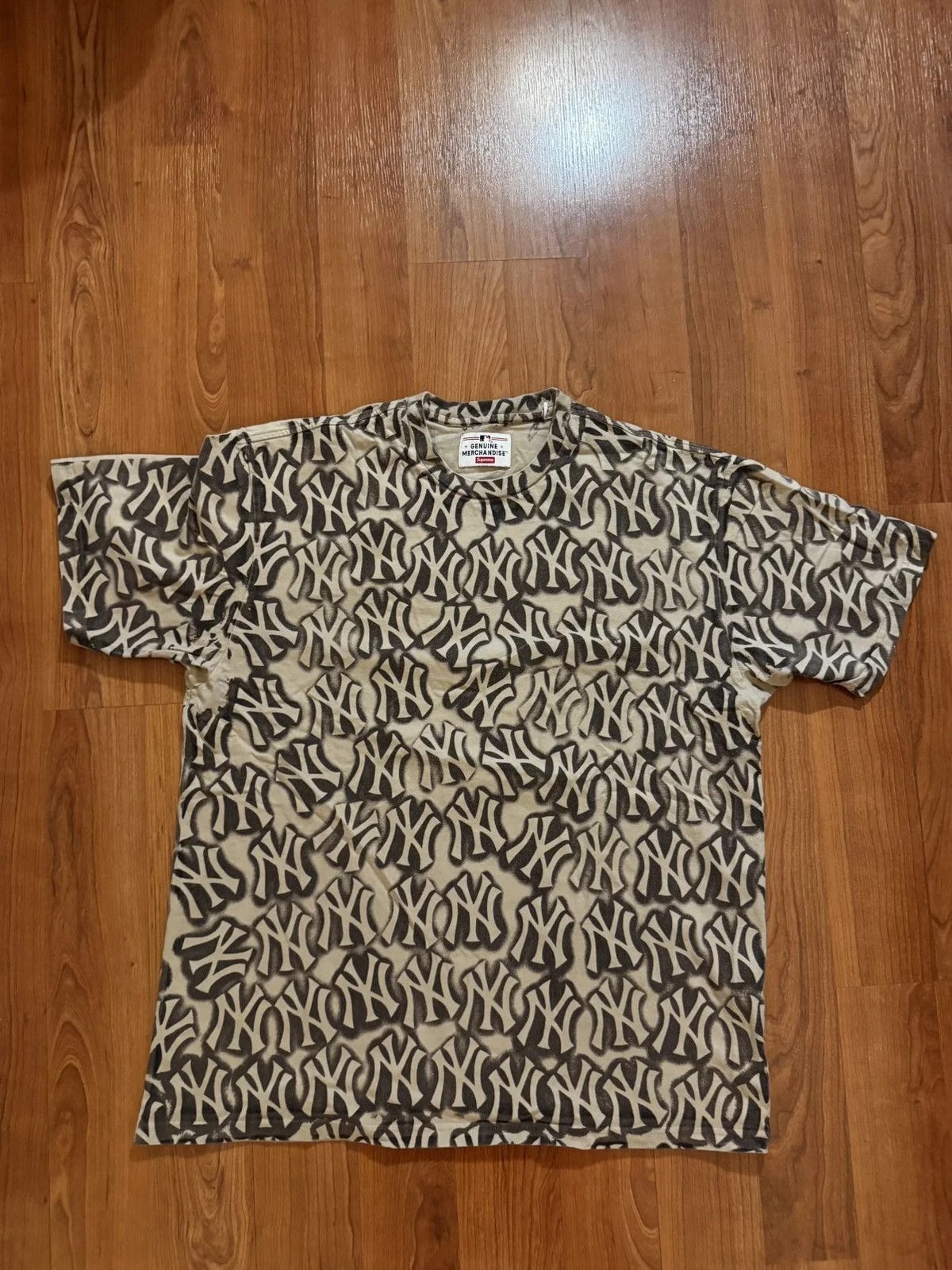 Supreme — Supreme X New York Yankees T Shirt — streetwear — resale