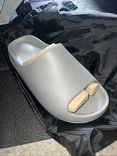 Yeezy — Yeezy Slide — Sneaker — resale