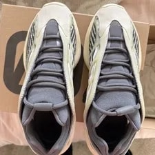 Adidas — Adidas Yeezy 700 V3 Fade Salt — Sneaker — resale