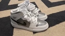 AIR Jordan 1 MID SE (GS) Photon Dust/ Chill 5.5Y - Ex Cond - Never Worn 3
