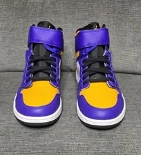 Air Jordan 1 Hi FlyEase 4
