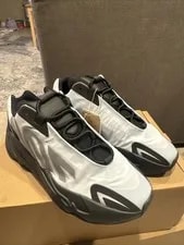 Adidas — Adidas Yeezy Boost 700 Mnvn — Sneaker — resale