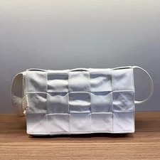 Bottega Veneta — Bottega Veneta Cassette Crossbody 21x14x6cm — Handbag — resale