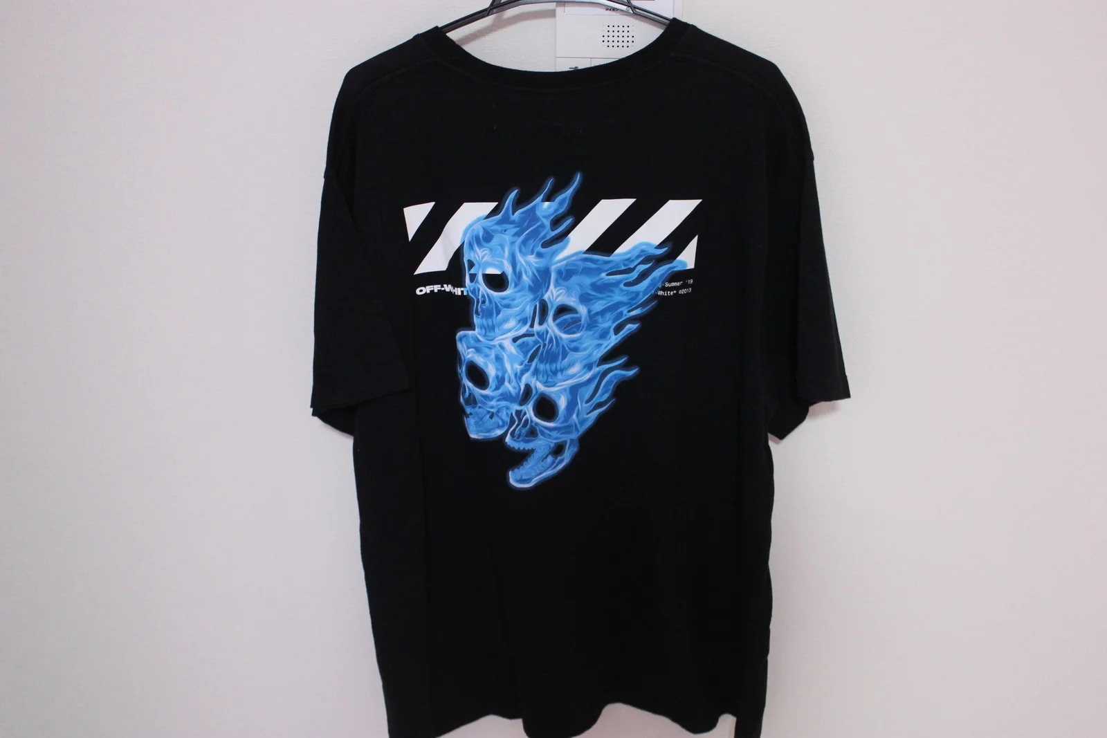 Off-White — Off-White Diagonal Skulls Tee Oversized — streetwear — resale