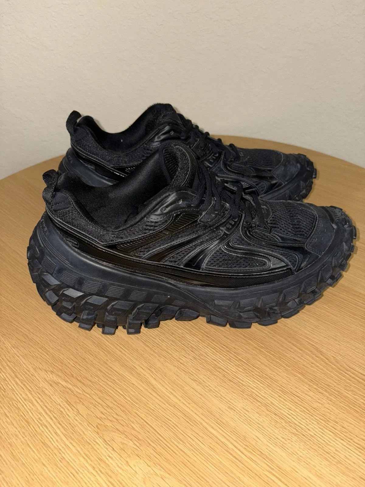 Balenciaga — Balenciaga Defender/Bouncer — Sneaker — resale