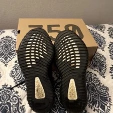 Yeezy Boost ’s Low Top Lace-Up Athletic Outsole 2