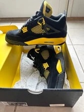 Jordan — Size 7.5 - Jordan 4 Retro Mid — Sneaker — resale