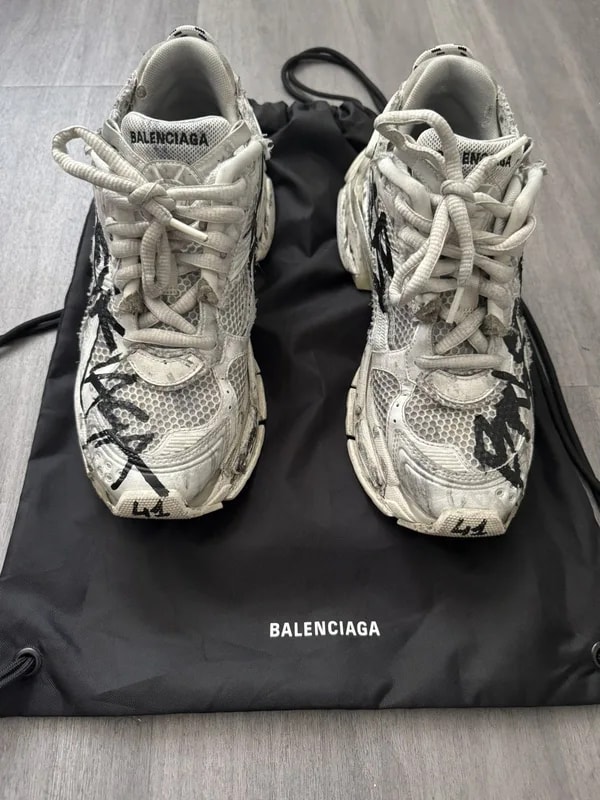 Balenciaga — Balenciaga Runner Graffity — Sneaker — resale