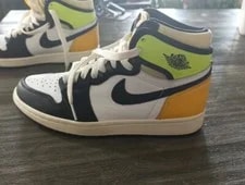 Air Jordan 1 Retro High OG Volt 4