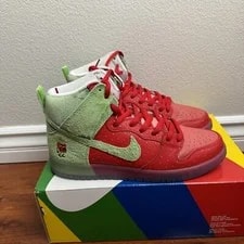 Nike SB Dunk High Strawberry Cough 3