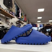 Yeezy — Size 5 - Yeezy Slide (ID4133) — Sneaker — resale