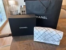 Chanel — Authentic Chanel Medium Classic Double Flap — Handbag — resale