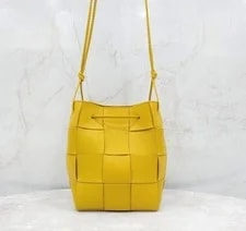 Bottega Veneta — Bottega Veneta Bucket Small 680218 151287631 — Handbag — resale