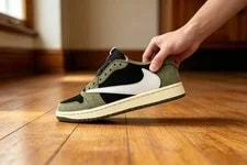 X IQ7604-101 X Air Jordan 1 in Hand 3