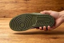 X IQ7604-101 X Air Jordan 1 in Hand 4