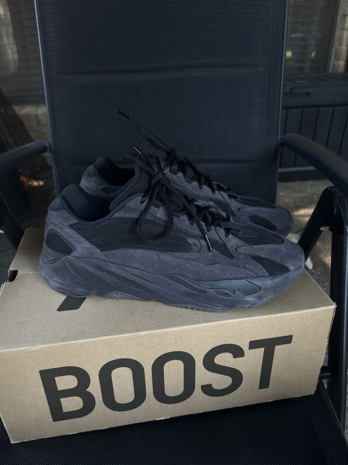 Yeezy — Yeezy Boost 700 V2 Vanta — Sneaker — resale
