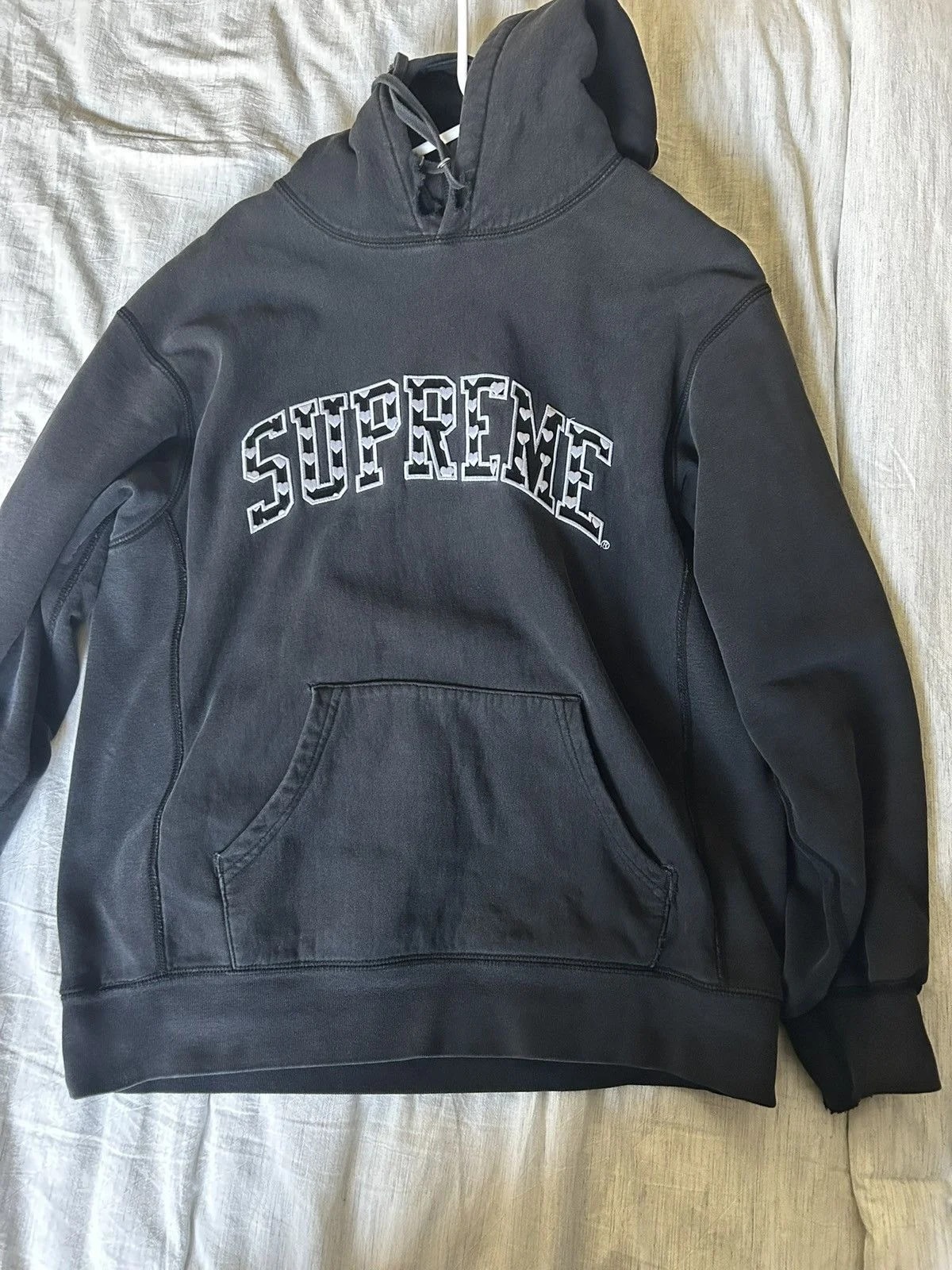 Supreme — Supreme Valentine Hearts Logo — streetwear — resale