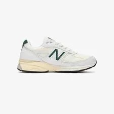 New Balance 990 V4 in and 2