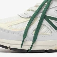 New Balance 990 V4 in and 3