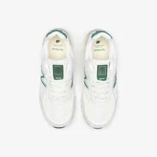 New Balance 990 V4 in and 4