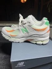 NEW Balance 2002R Shoes ’S 9 4