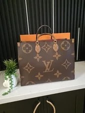 Louis Vuitton Giant Reverse on the Go Interior Large 3