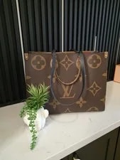 Louis Vuitton Giant Reverse on the Go Interior Large 4