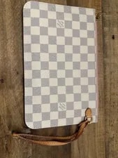 Louis Vuitton — Louis Vuitton Neverfull Pochette in — Handbag — resale