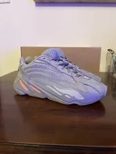 Adidas — Adidas Yeezy 700 v2 — Sneaker — resale