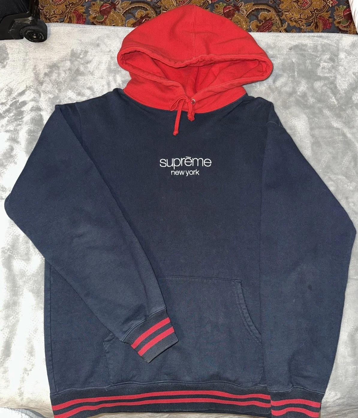 Supreme — Supreme Classic Logo Hooded Sweatshirt — streetwear — resale