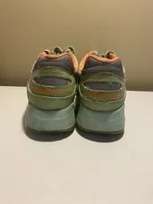 Size 9 ’S Size 7.5- Saucony 6000 4