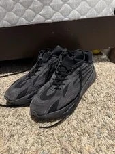 Yeezy — Yeezy 700 v2 Vanta — Sneaker — resale