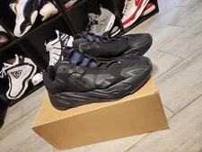Yeezy 700 Mnvm Metallic 4