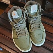 Jordan — Jordan 1 Retro Mid — Sneaker — resale