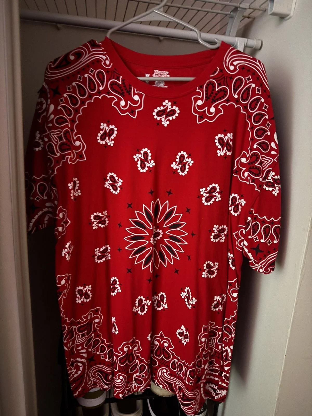 Supreme — Supreme Hanes Bandana Tagless Tee — streetwear — resale