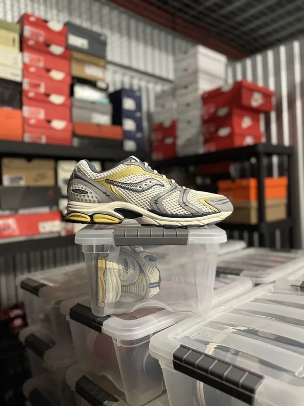 Saucony — Saucony Progrid Triumph 4 Fabricated Future — Sneaker — resale