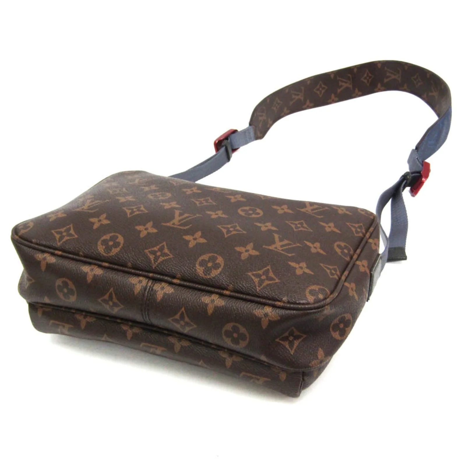 Louis Vuitton Outdoor Messenger 3