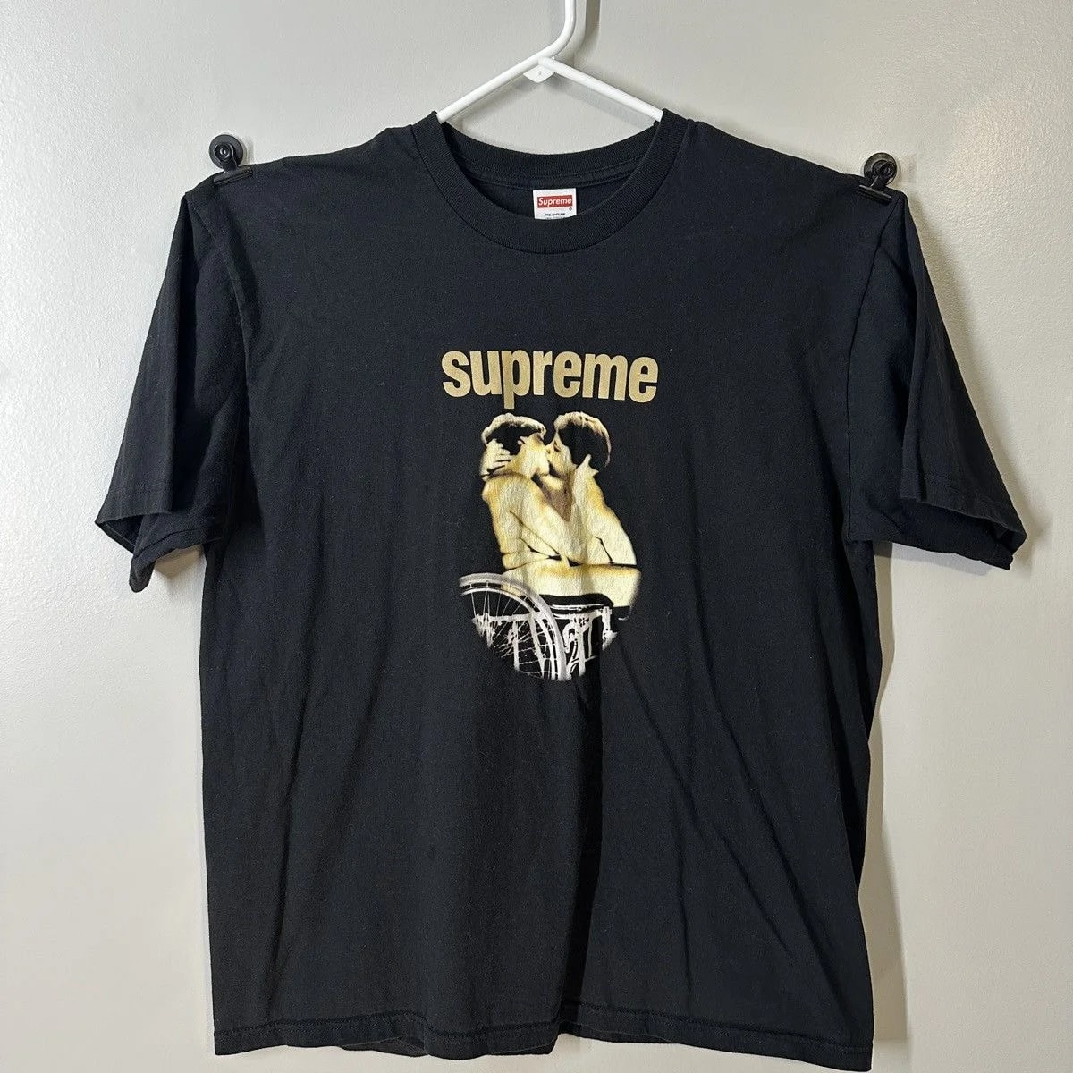 Supreme — Supreme Kiss Tee () — streetwear — resale