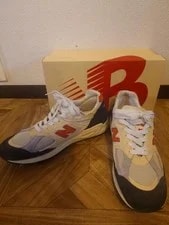 New Balance — 9.5US New Balance M990 V2 Ta2 — Sneaker — resale