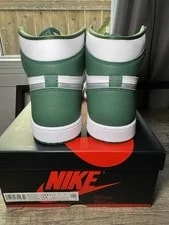 Air Jordan 1 Retro High OG ‘Lucky ’ 3