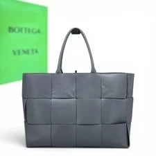 Bottega Veneta — Bottega Veneta Arco Large 17.7in X 13.0in X 5.1in — Handbag — resale