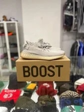 Yeezy — Yeezy 350 Size: — Sneaker — resale