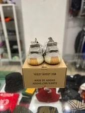 Yeezy 350 Size: 4