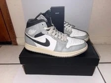 Jordan 1 Mid Light 4