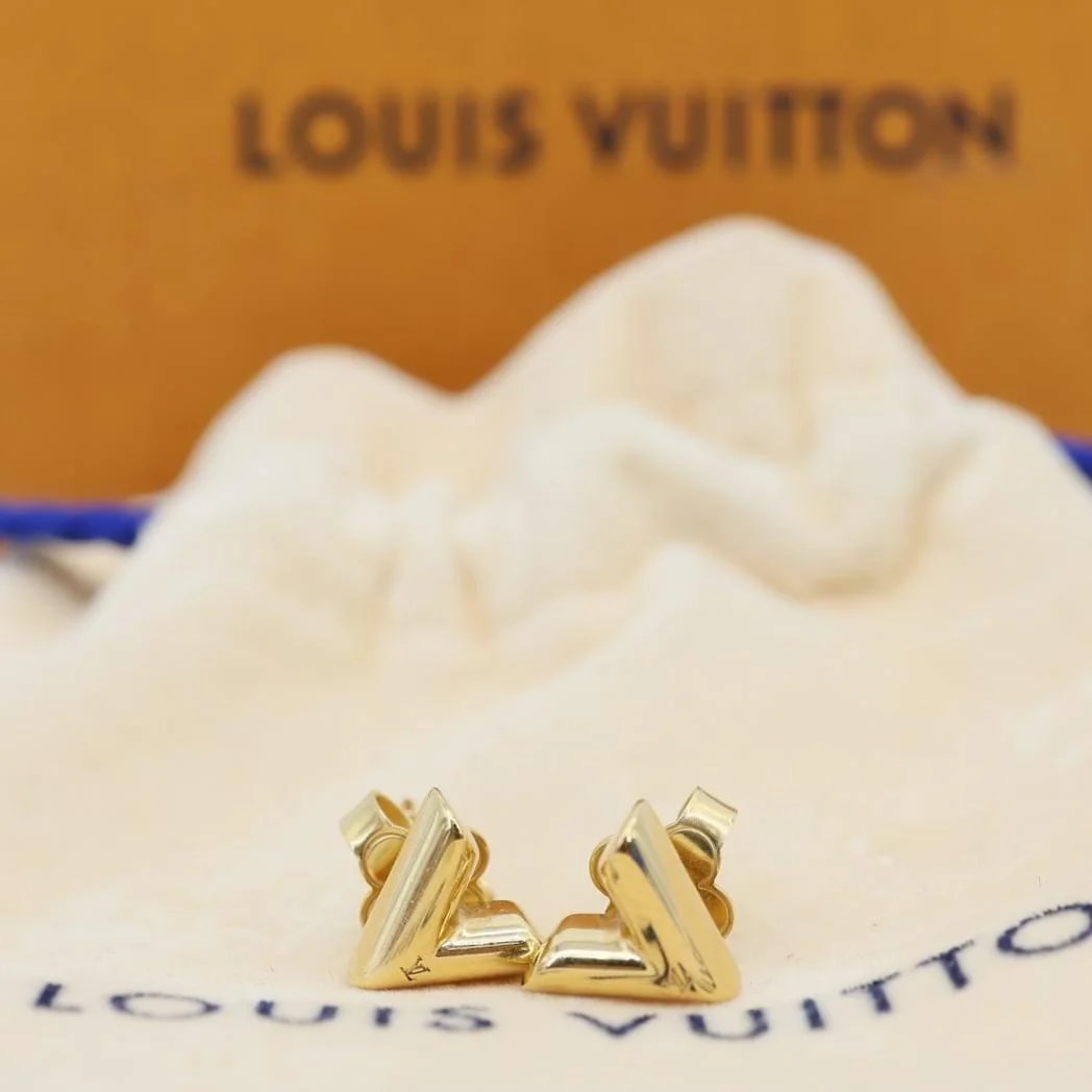 Louis Vuitton V Stud Essential Metal 2