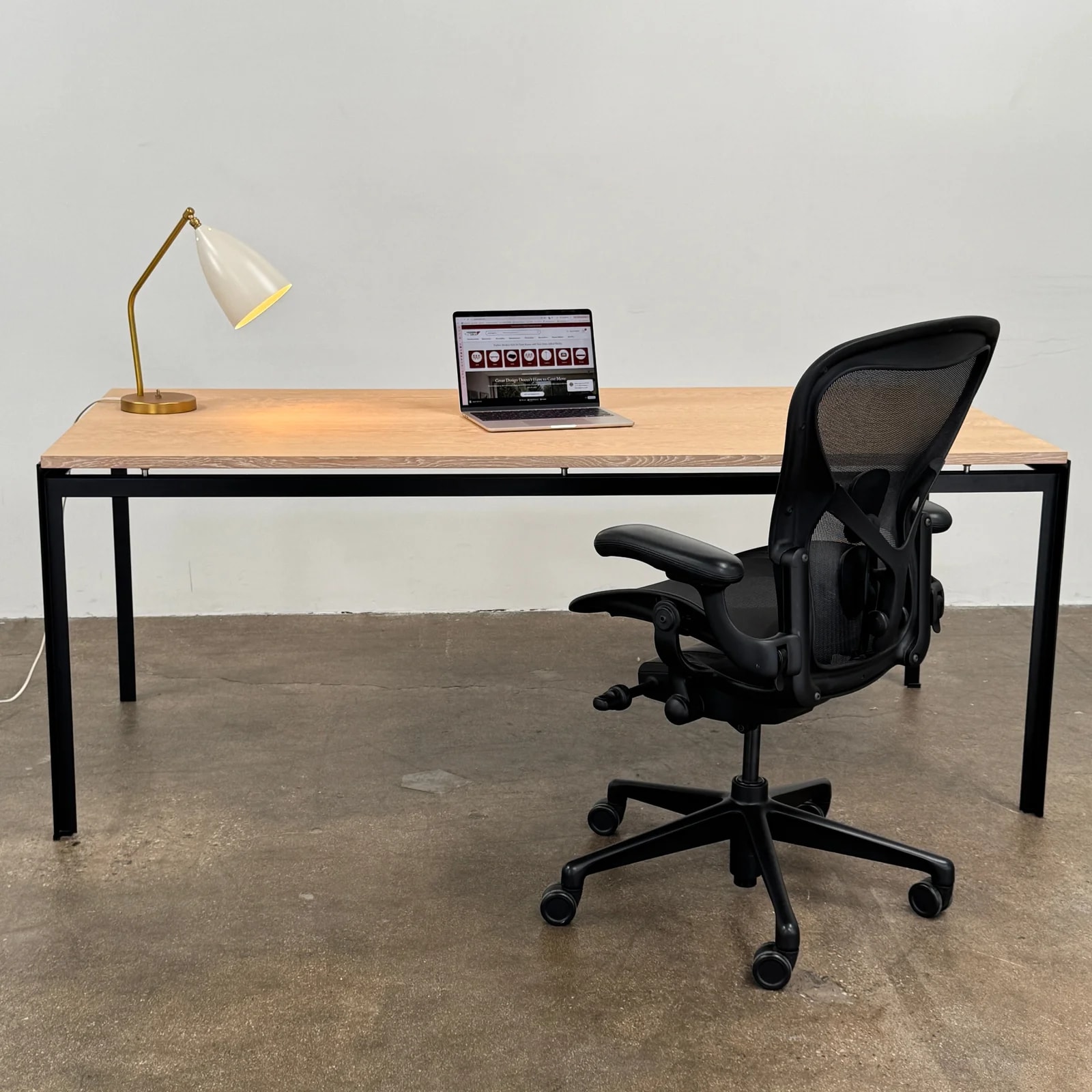 Gubi Grashoppa Table - Alabaster White 4